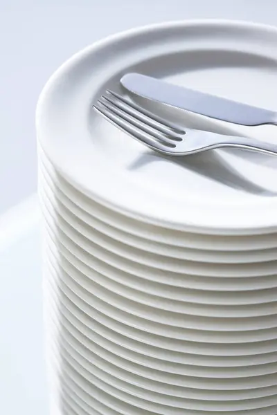 Masada Temiz Beyaz Tabak Çatal Bıçak Takımı Var — Stok fotoğraf
