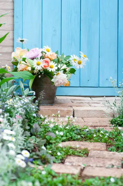 Mooie Bloemen Potten Een Houten Achtergrond — Stockfoto