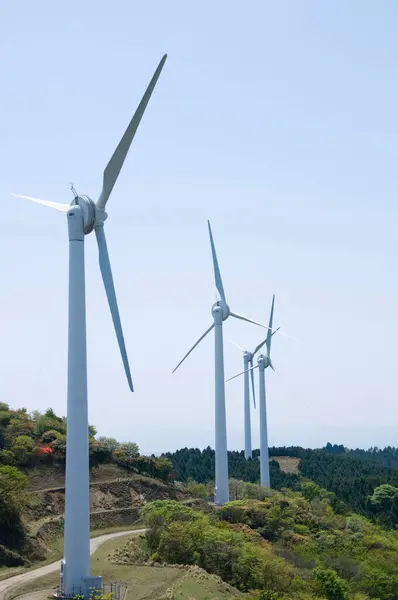 山上的风力涡轮机 可再生能源概念 — 图库照片