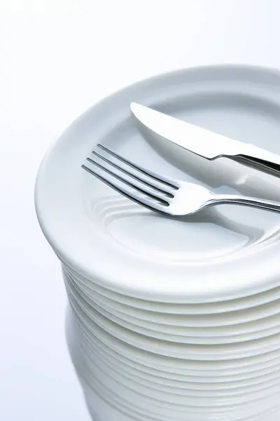 Πιρούνι Και Μαχαίρι Στοίβα Από Λευκά Πιάτα — Φωτογραφία Αρχείου