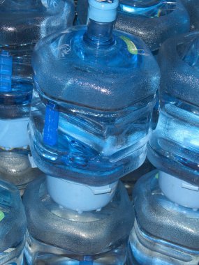 Mavi su şişeleri, manzarayı kapatın.