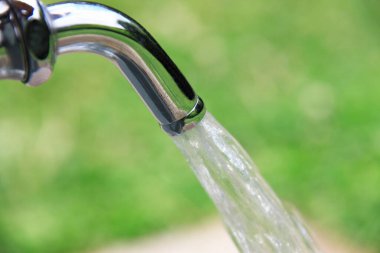 Açık havadan akan su.