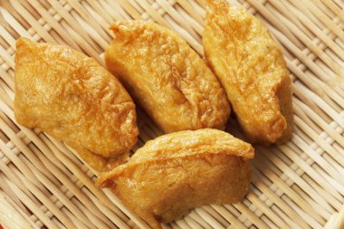 Baharatlı pirinç kavrulmuş tofu poşetlerinin yakın görüntüsü