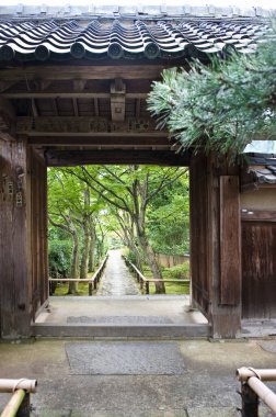 Antik Japon tapınağı mimarisi sakin bir gündüz ortamında