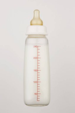 bebek sütü şişesi beyaz arka planda izole 