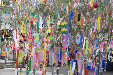 Tanabata ya da yıldız festivali sırasında asılı duran kağıt şeritleri üzerindeki dekorasyon ve dilekler