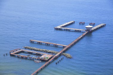 Deniz kıyısının ve rıhtımın güzel hava manzarası      