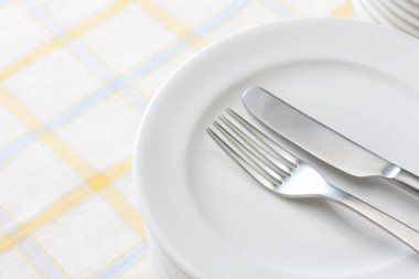 çatal ve bıçak beyaz tabaklar üzerinde