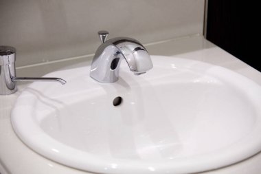 Modern lavabo ve musluk banyonun içinde.      
