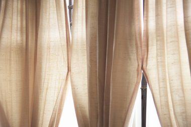 Odada doğal ışık olan perde süslemesi