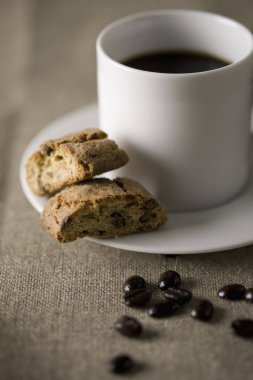 Kahve ve çikolatalı kurabiye, yakın plan.