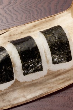 Kağıt tabakta suşi rulosu.