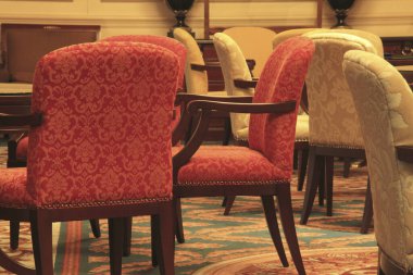 Kırmızı ve bej sandalyeli modern bir otel. 