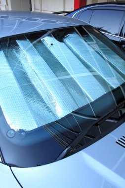 Arabanın ön camını kapat. Güneşten korunan folyoyla kaplı. 