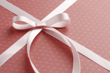  Hediyenin üzerinde kurdele var. tatil arkaplanı