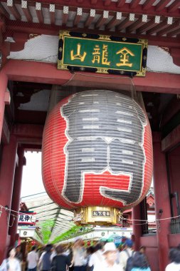 Tokyo, Japonya - 2019: Sensoji Tapınağı ünlü bir simgedir. Tokyo Japonya 'da bir simgedir.