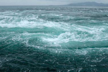 Gök mavisi fırtınalı deniz dalgalarının görüntüsü