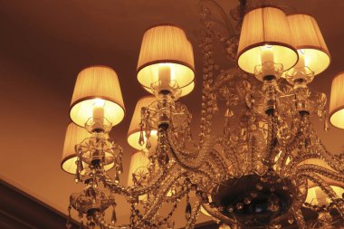 Tavanda asılı lüks, zarif avize manzarası.     