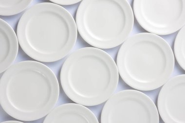 Beyaz arkaplanda beyaz plakaların kapatılması 