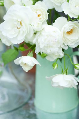 Vazoda beyaz güller olan bir buket.