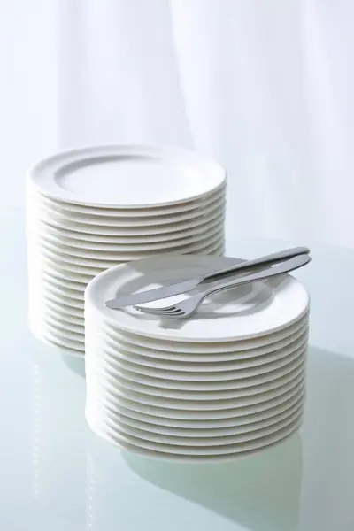 Clean White Plates Cutlery Table — Stock Photo, Image