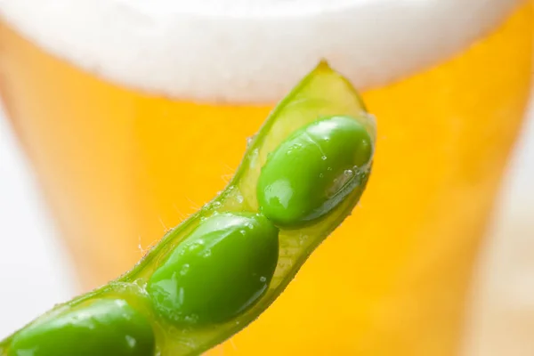 Bier Mit Gurke Und Glas Mit Schaum Auf Weißem Hintergrund — Stockfoto