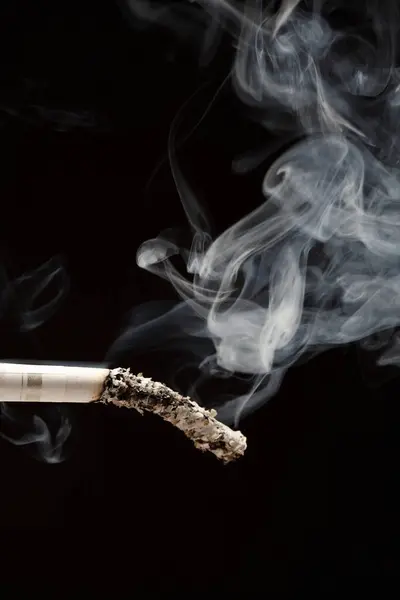 Cigaretta Dohányfüst Fekete Alapon — Stock Fotó