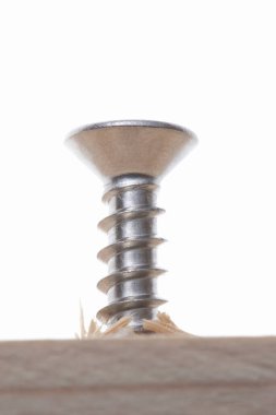 Beyaz arkaplandaki vidanın yakın görüntüsü