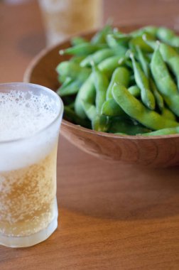 Lezzetli bira ve bezelye manzarasını kapat. 