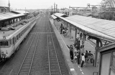 Şehir tren istasyonundaki platformda duran insanlar