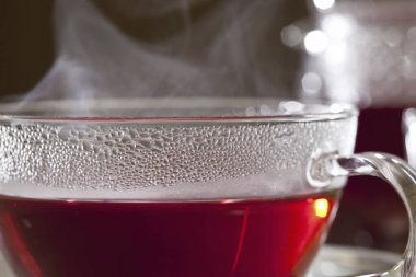 Bir fincan sıcak çay, kapayın.