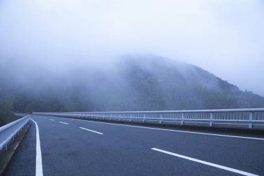 Dağlarda yol manzaralı manzara 