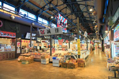 Modern şehir Japonya 'da sokak pazarından alışveriş yapan bir kalabalık. 