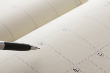 Kalem ve boş defterin takvim ile yakın plan görüntüsü. iş görüşmesi için planlama.                 