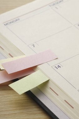 anımsatıcı notları olan takvim 