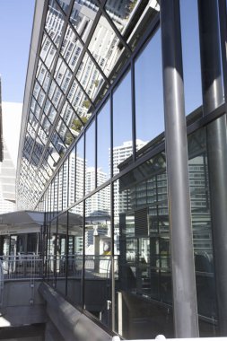 Yokohama, Japonya 'da mavi gökyüzü üzerinde modern şehir binaları