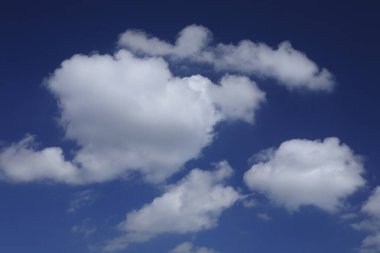 Bulutlu güzel mavi gökyüzü. Bulutlu manzara arkaplanı