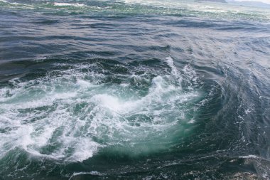 Deniz yüzeyi. köpüklü deniz dalgaları