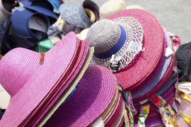 Marketin yakın görüntüsünde renkli şapkalar