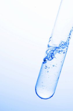 Bardaktaki su damlacıkları