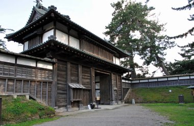 Gündüz resmedilmiş geleneksel Japon tapınağı manzarası