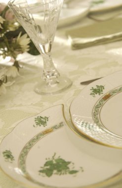 Çiçek süslemeli güzel bir masa. 