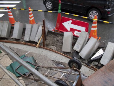 İnşaat konilerinin yakınındaki kaldırım trafiği engelliyor.