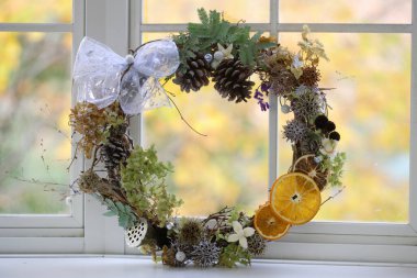 Güzel noel çelengi ve şenlikli dekorasyonun yakın çekimi.         