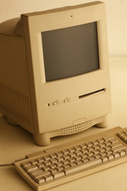 Masada klavyeli bilgisayar monitörü 