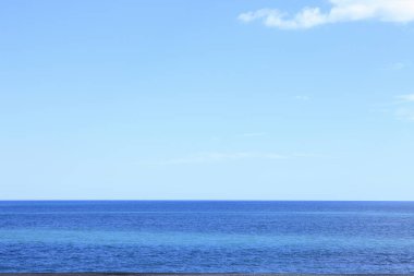 Deniz ve Mavi Gökyüzü Arkaplanı