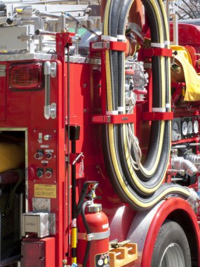 Yoldaki kırmızı itfaiye araçlarının detaylı görüntüsü 