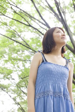 Yaz parkındaki güzel Japon kadının portresi.
