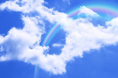 Mavi gökyüzü beyaz bulutlar ve gökkuşağı doğal arka plan