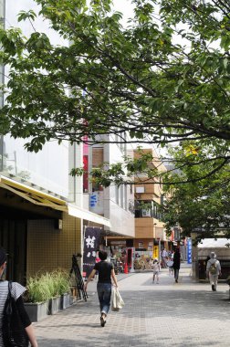 Okinawa şehir caddesinin gündüz manzarası, Japonya